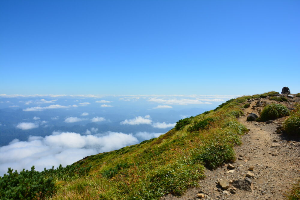 鳥海山の外輪山の登山道と下界の風景