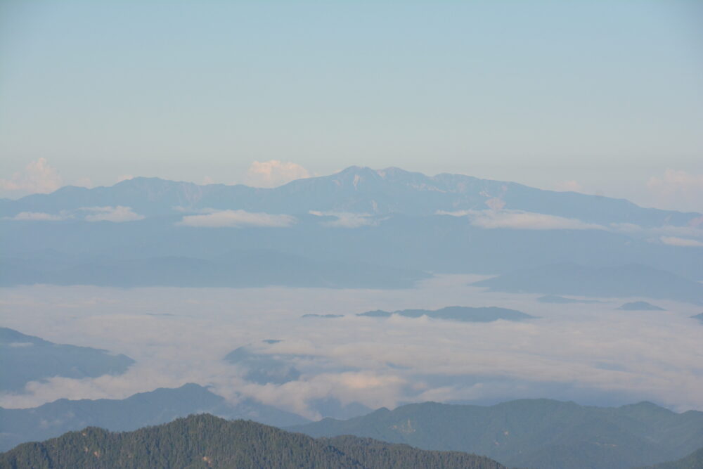 双六岳山頂から見る白山