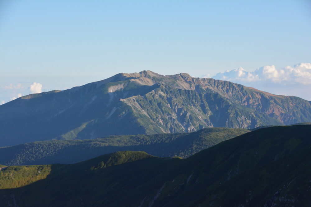 双六岳山頂から見る薬師岳