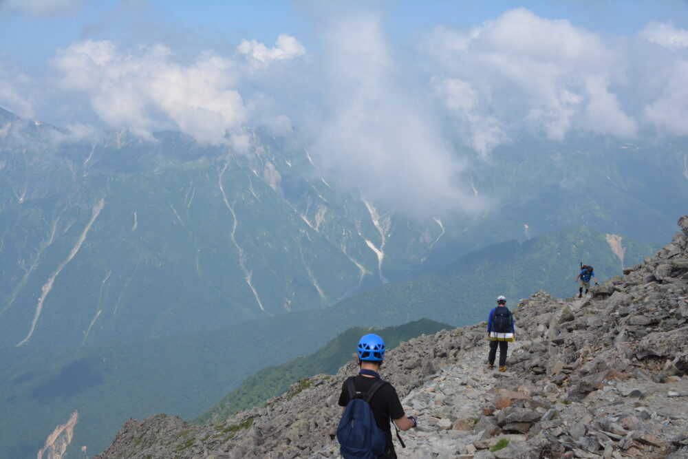 奥穂高岳山頂付近の登山道