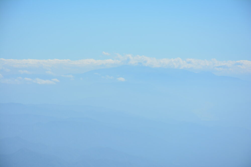 鳥海山から見る月山