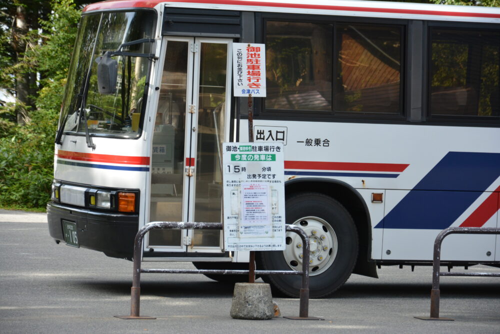 沼山峠のバス停とバス