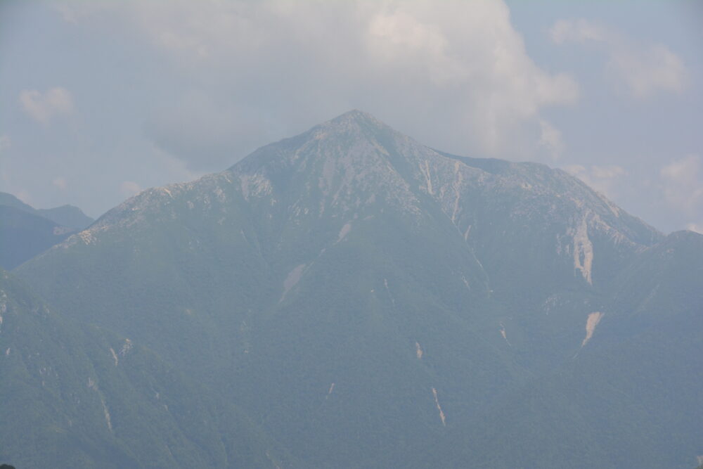 穂高岳から見る常念岳