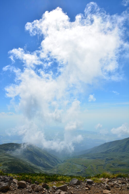 鳥海山から見る湧き上がる雲