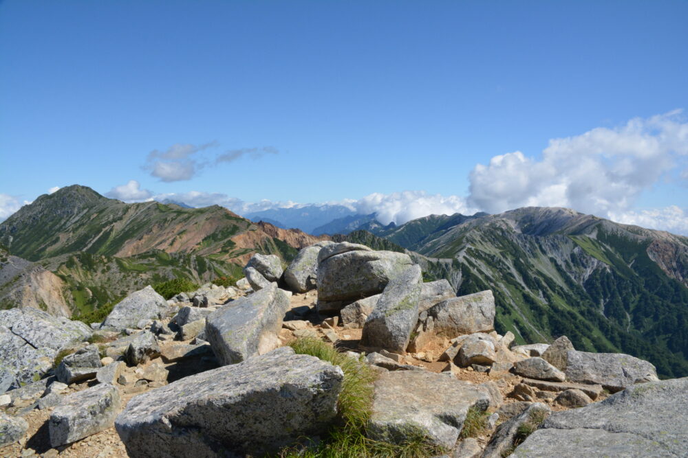 鷲羽岳山頂から見る水晶岳と野口五郎岳