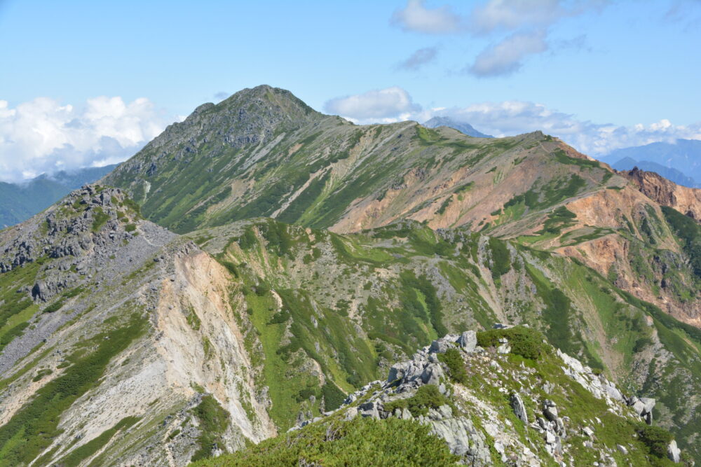 鷲羽岳山頂から見る水晶岳への稜線