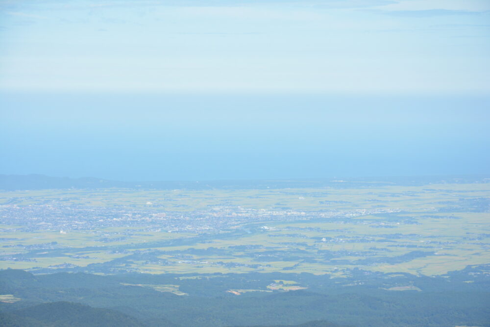 月山から眺める庄内平野と日本海