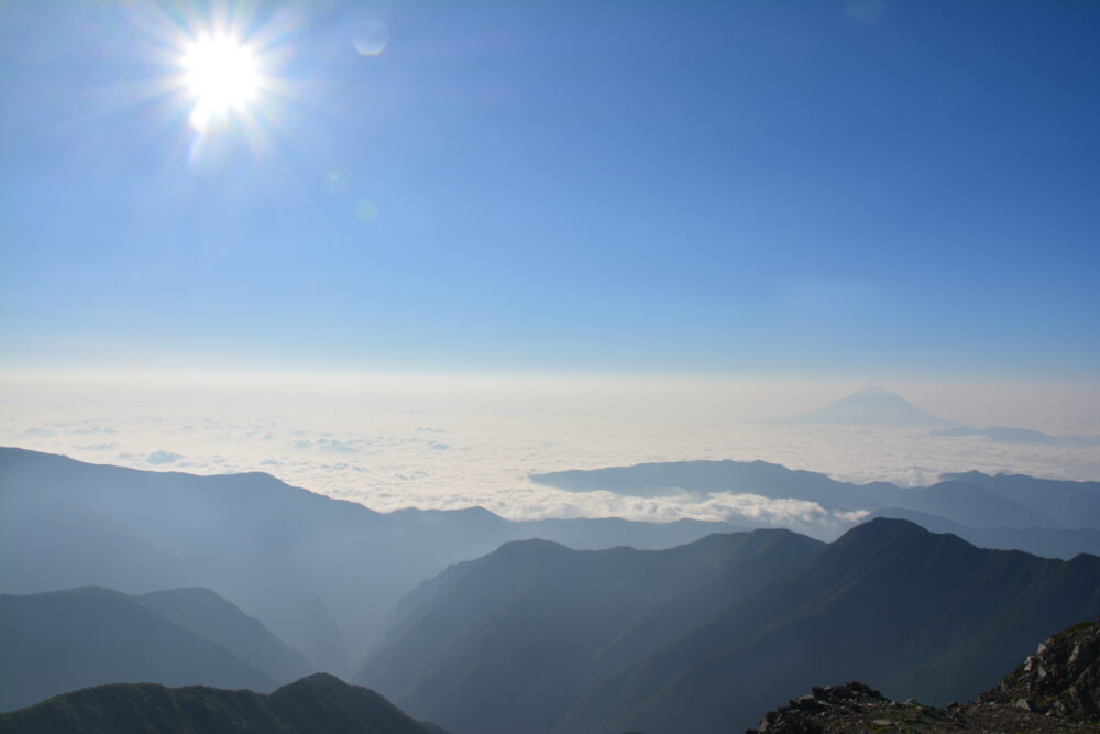 間ノ岳山頂から見る富士山と雲海