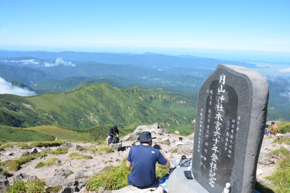 月山神社の石碑と絶景