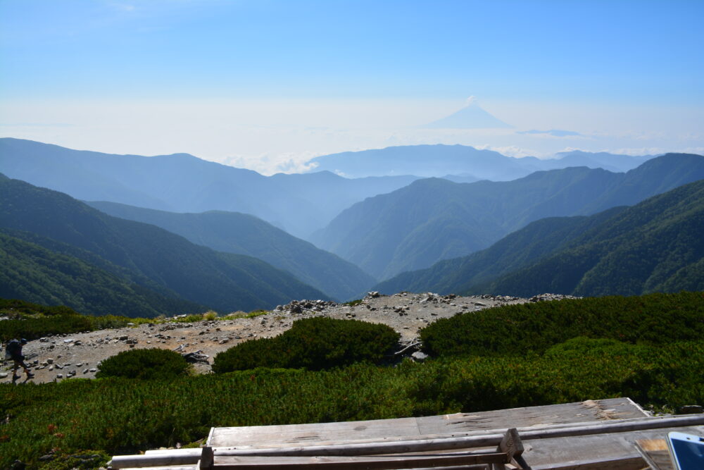 北岳小屋のテラスから眺める富士山と下界