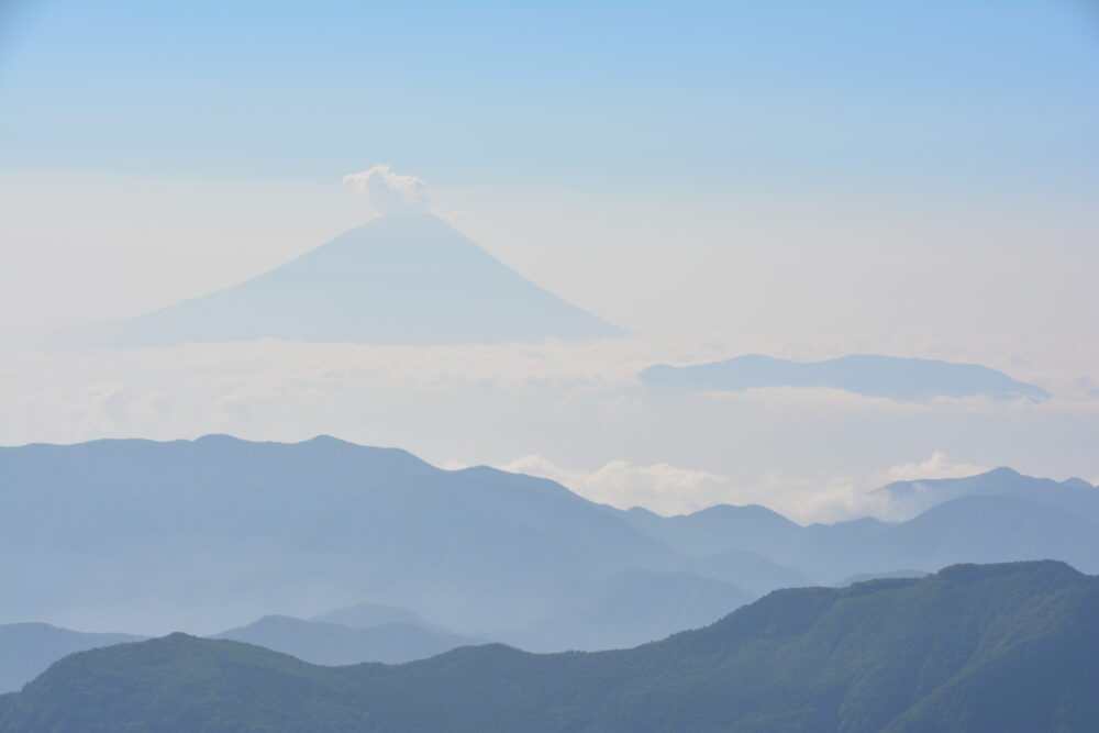 北岳小屋のテラスから眺める富士山