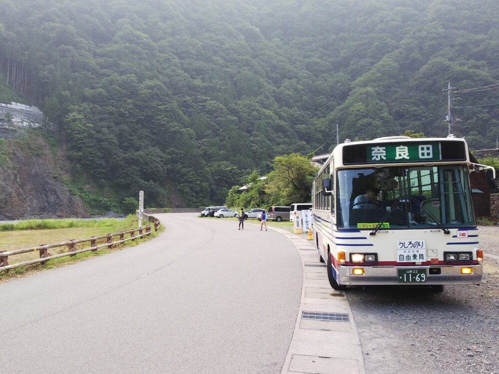 奈良田の駐車場とバス