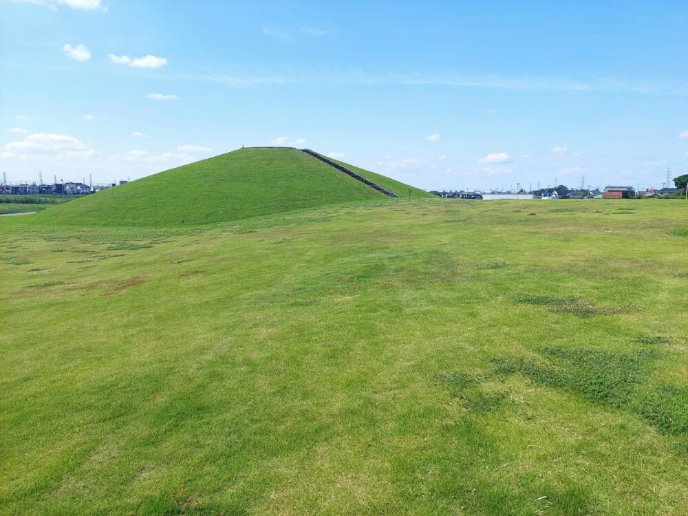 春日部夢の森公園・北園の芝生広場と築山
