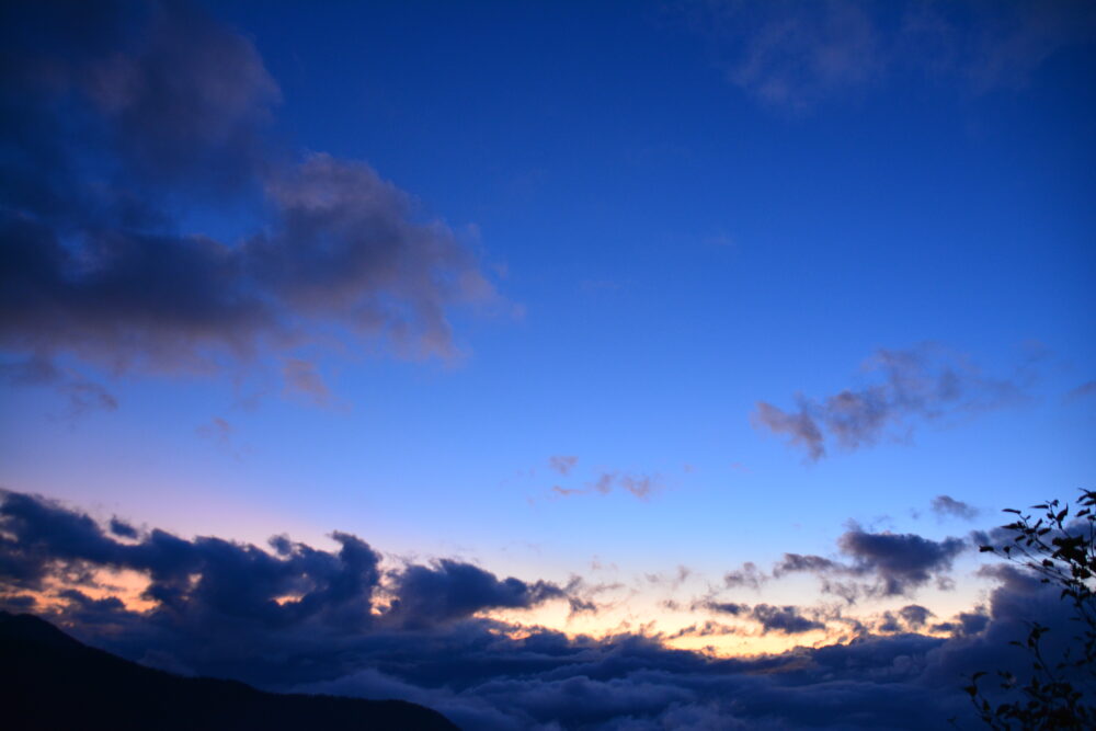 冷池山荘のテント場から見た日没空