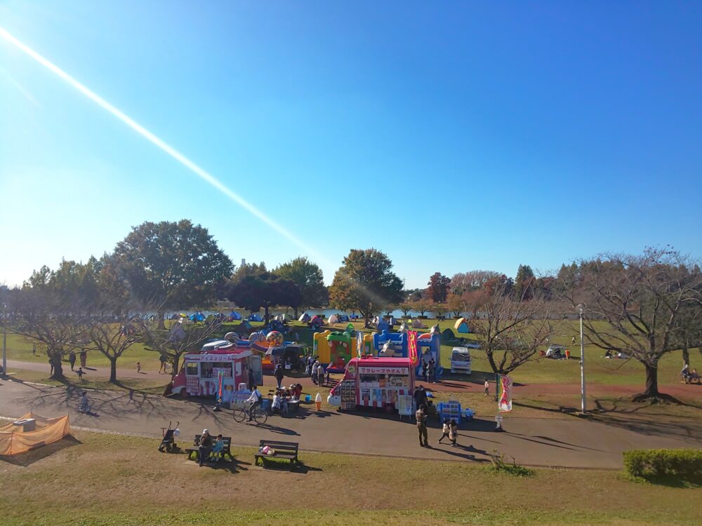 キッチンカーやエアー遊具ピクニック客で賑わう休日のみさと公園