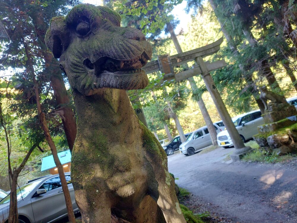 武甲山御嶽神社一の鳥居の狛犬