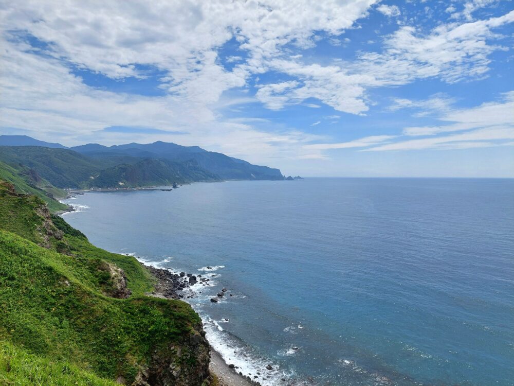 神威岬から見る海岸線と青空