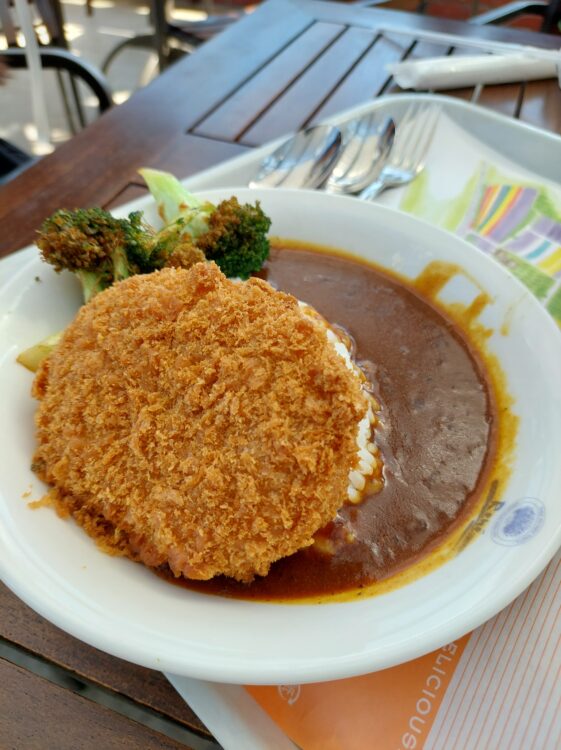 ファーム富田のカフェで食べたきたあかりコロッケカレー