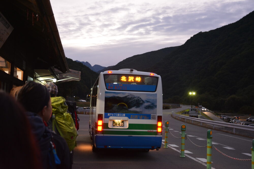 仙流荘から北沢峠へ向かうバス