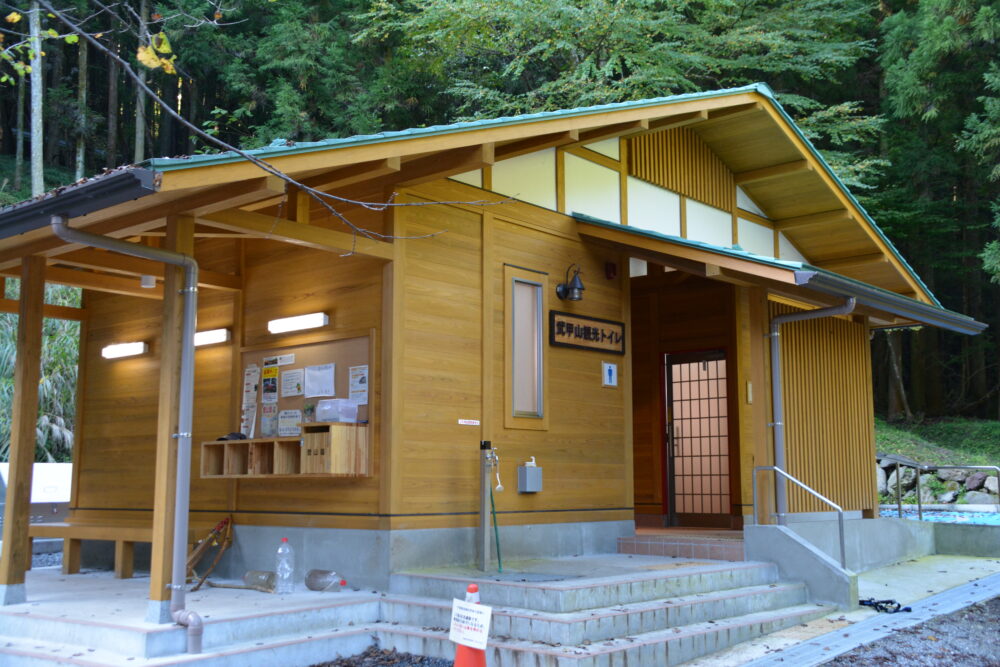 武甲山・御嶽神社一の鳥居の駐車場にある甲州トイレ