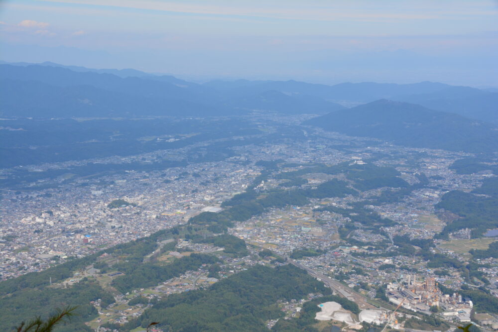 武甲山の山頂から眺める秩父市内