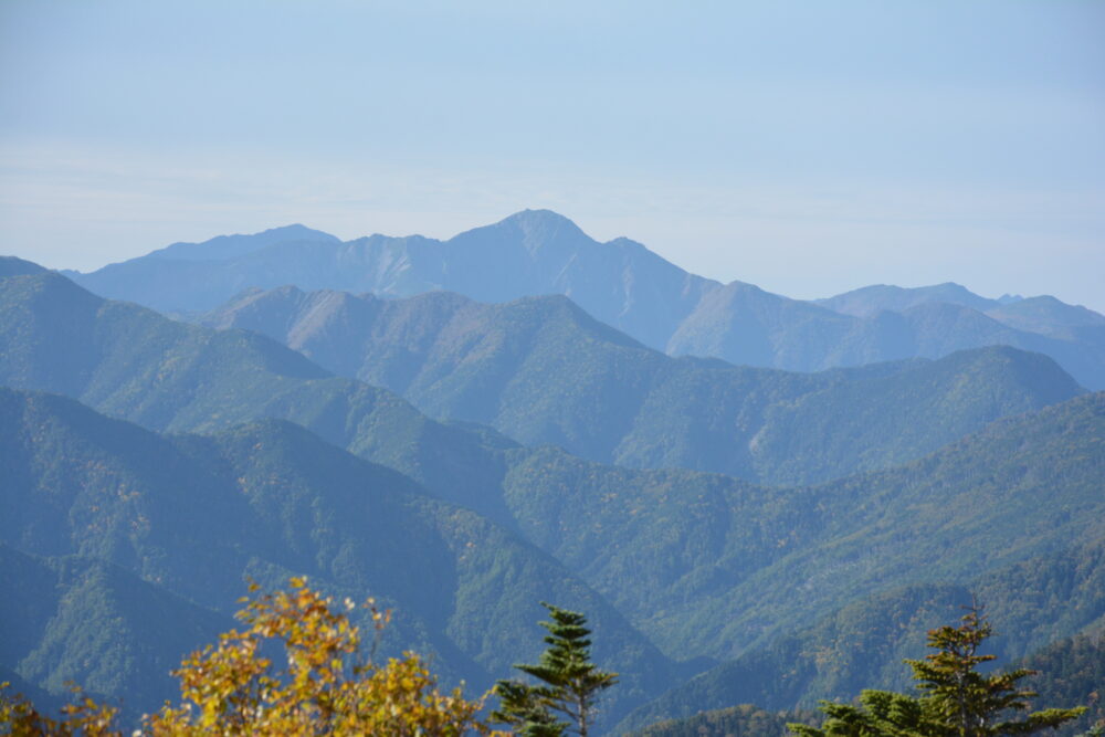 甲斐駒ヶ岳の登山道から見た塩見岳