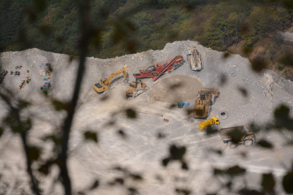 武甲山の山頂から眺める石灰石の採掘現場