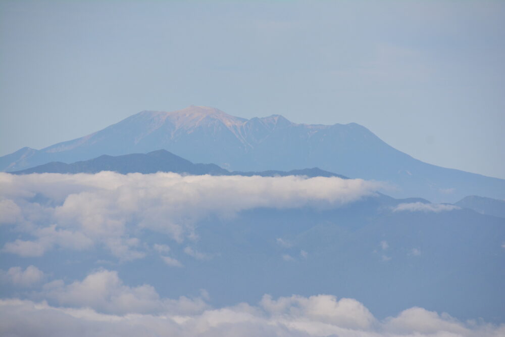 編笠山山頂から見た御嶽山