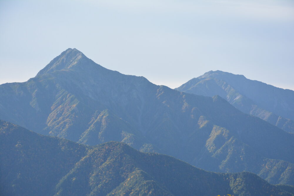 甲斐駒ヶ岳の登山道から見た北岳と間ノ岳