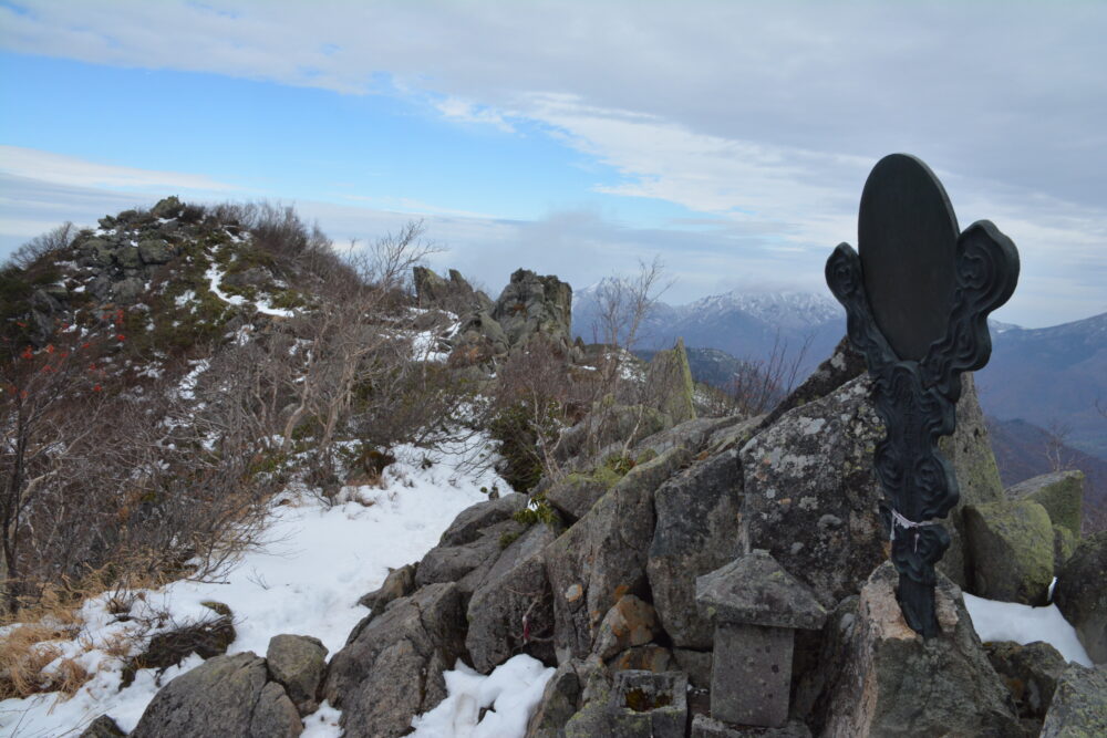 高妻山山頂近くの尾根