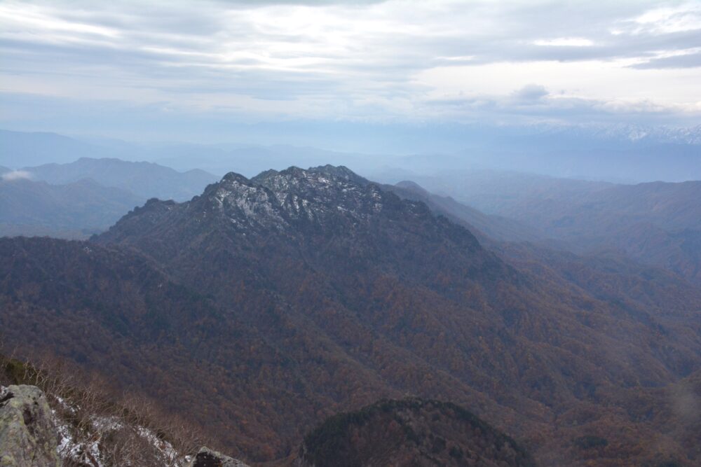 高妻山山頂から見た戸隠山