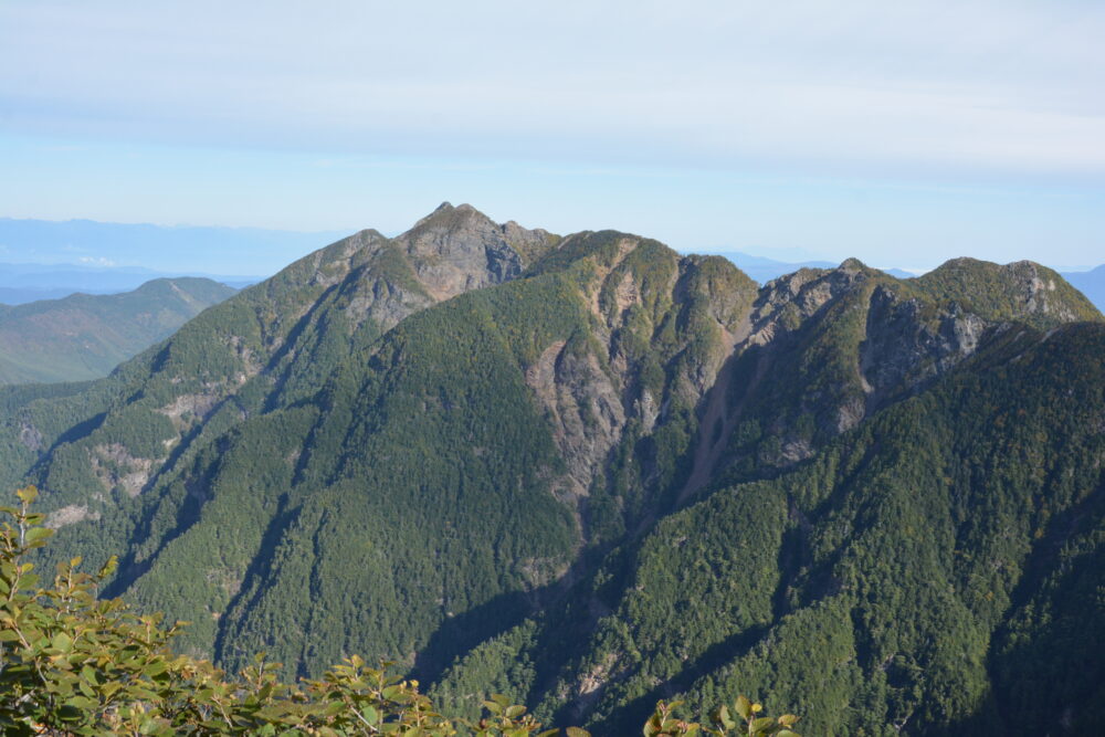 甲斐駒ヶ岳から見た鋸岳