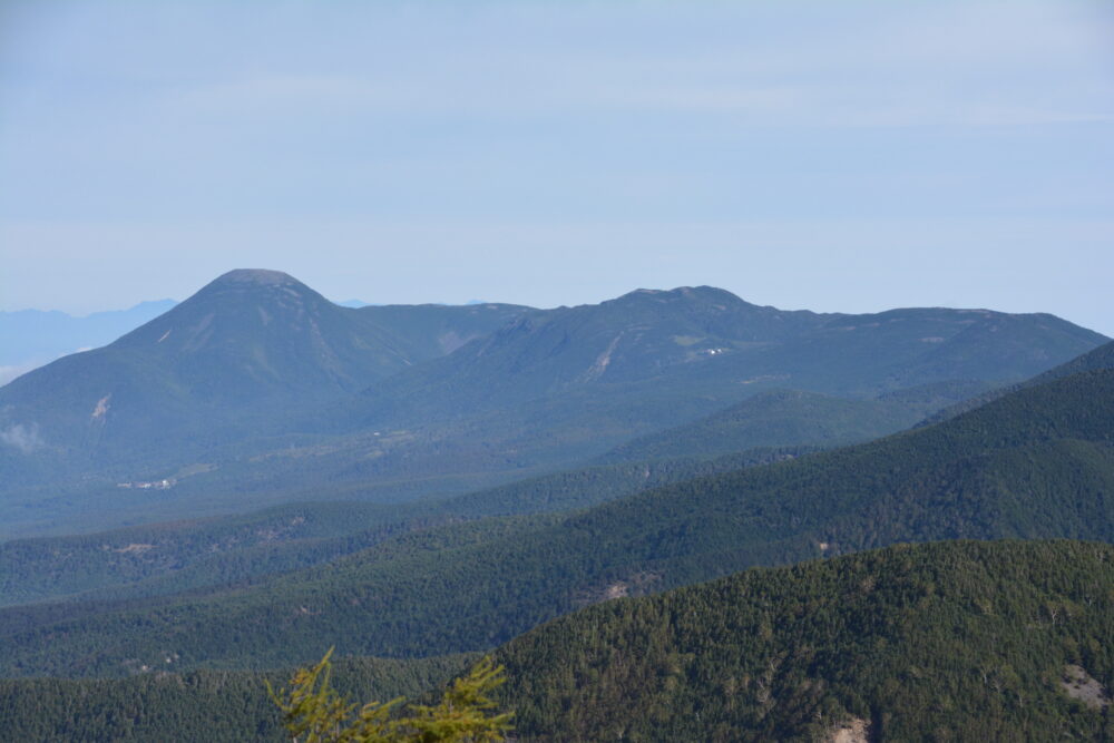 編笠山山頂から見た蓼科山と北横岳