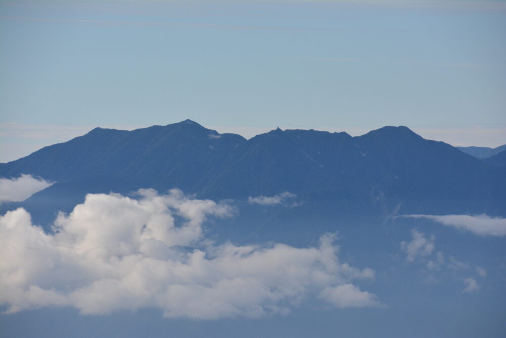 編笠山山頂から見た鳳凰三山