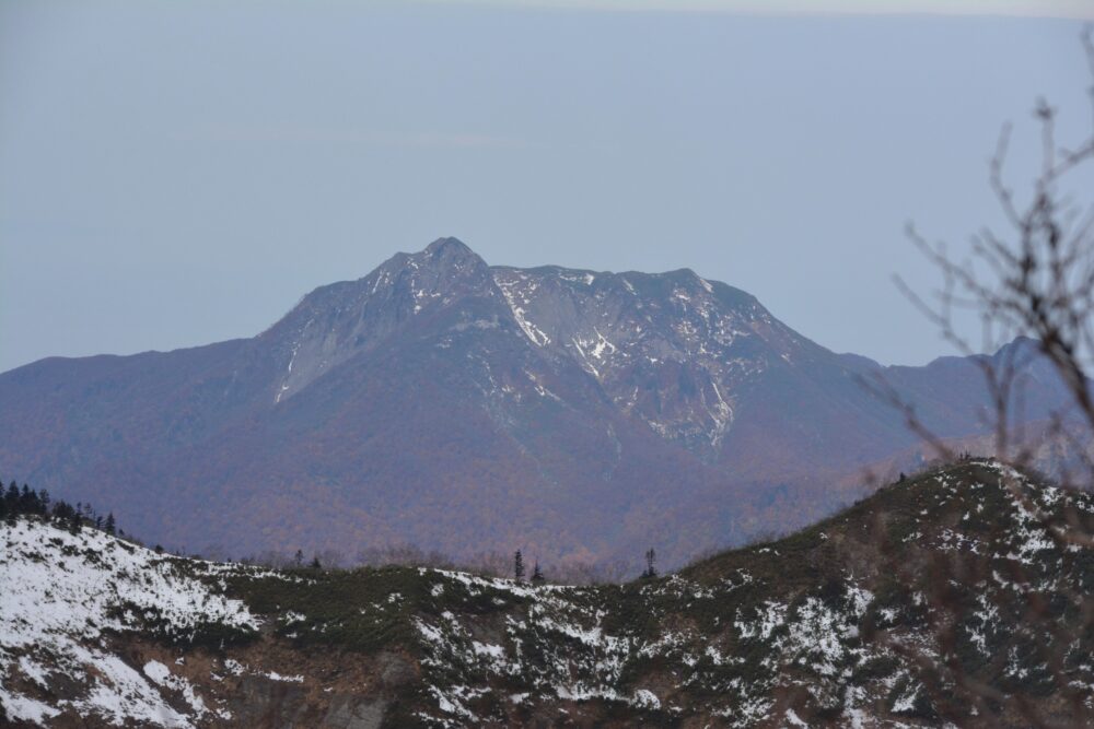 高妻山山頂から見た雨飾山