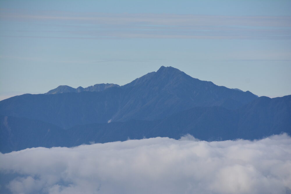 編笠山山頂から見た北岳