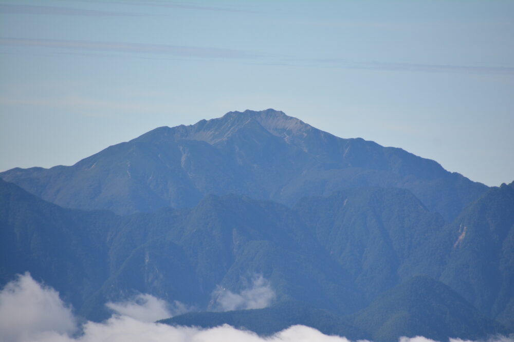 編笠山山頂から見た仙丈ヶ岳