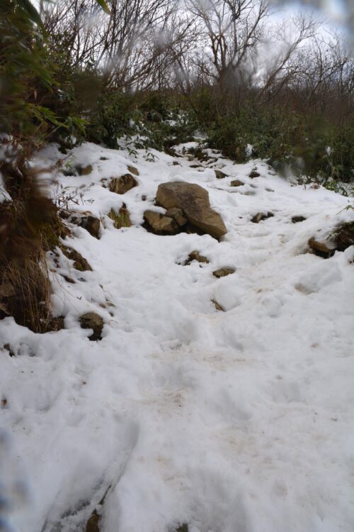 雪の高妻山の急登