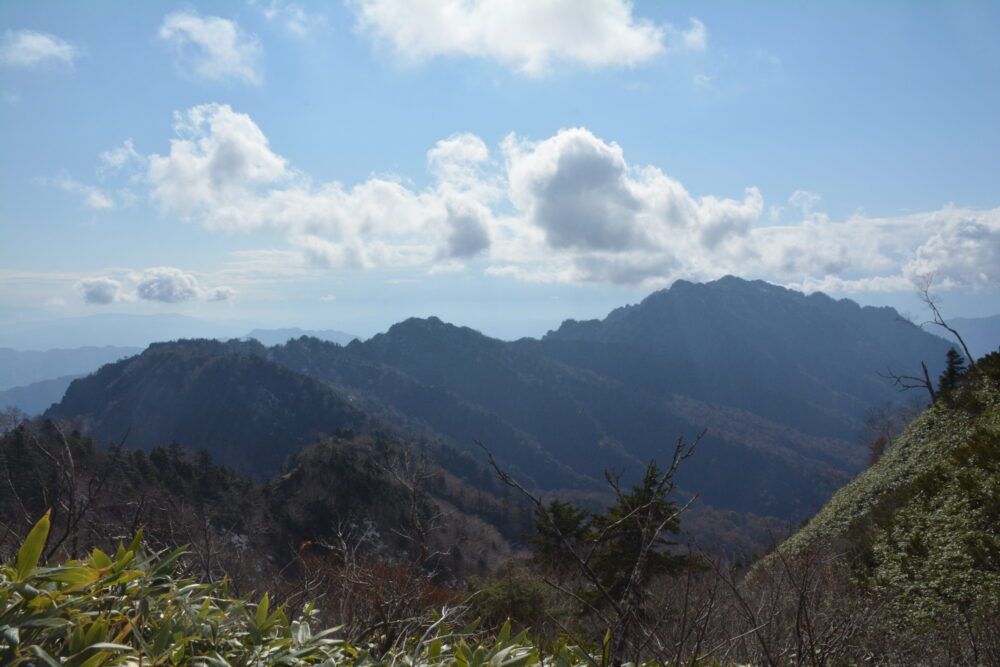 高妻山から見た戸隠山の尾根