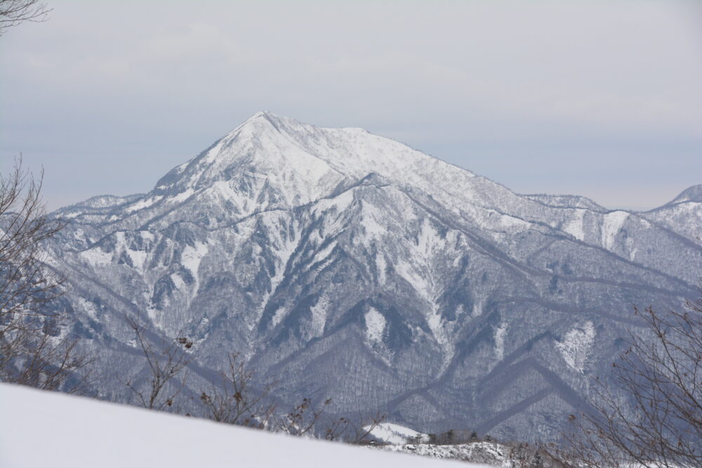 飯綱山から見た高妻山