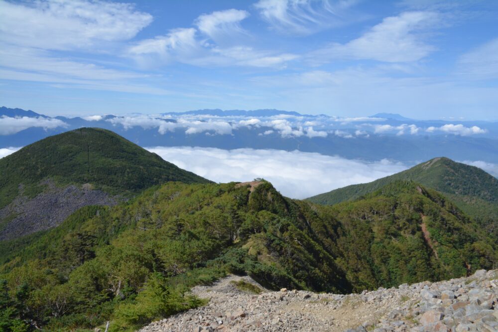 権現岳から見た編笠山山頂と西岳山頂