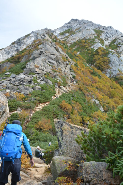 甲斐駒ヶ岳山頂へ向かう登山者