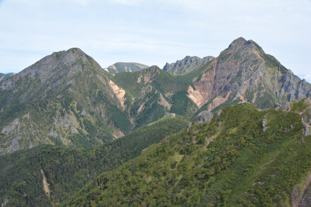 権現岳から見た赤岳と阿弥陀岳