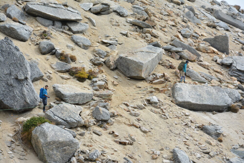 甲斐駒ヶ岳の山頂直下にある花崗岩地帯を歩く登山者