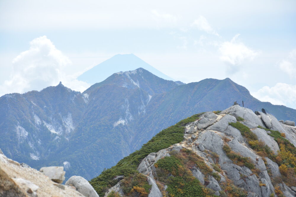 甲斐駒ヶ岳の山頂直下から見た鳳凰三山と富士山