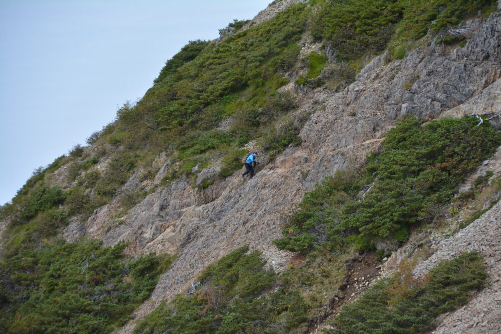 権現岳の岩場を歩く登山者