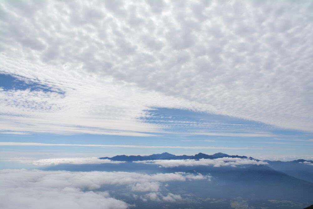 権現岳山頂で見た秋空