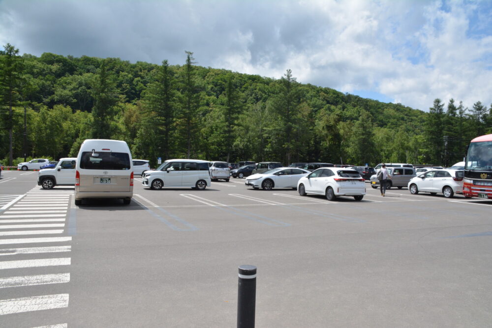 青い池の駐車場