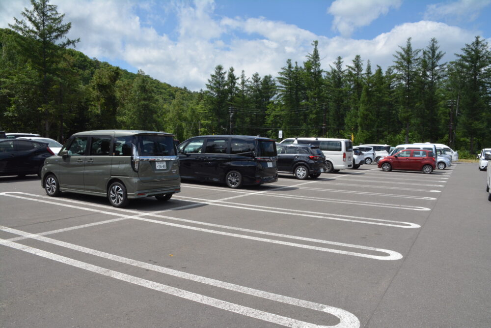 青い池の駐車場