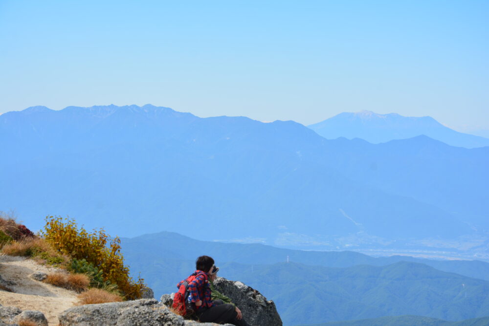 甲斐駒ヶ岳山頂から見た中央アルプスと御嶽山